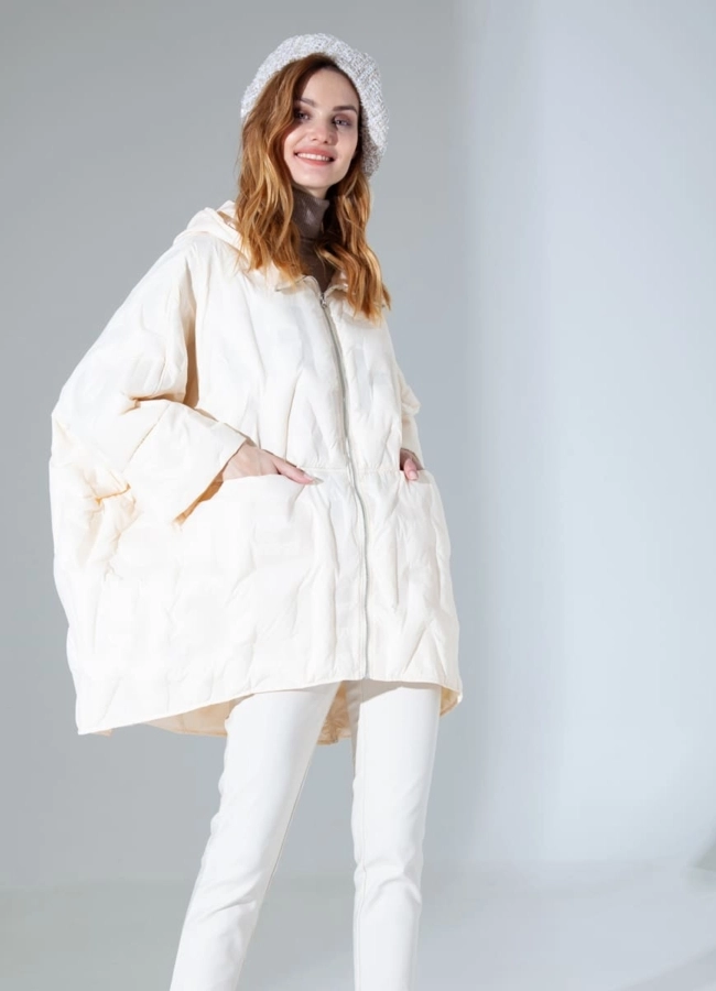 Куртка oversize в молочном цвете модель № 8525 меха малина