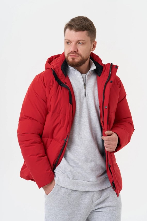Яркий пуховик с капюшоном