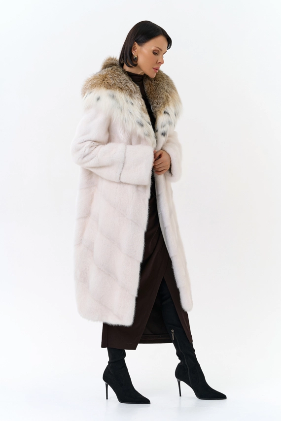 Светлая шуба с рысью