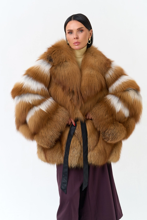 Женская шуба из меха рыжей лисы