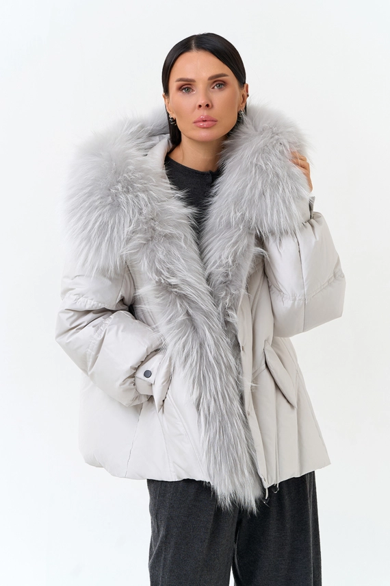 Женский пуховик с мехом енота на капюшоне